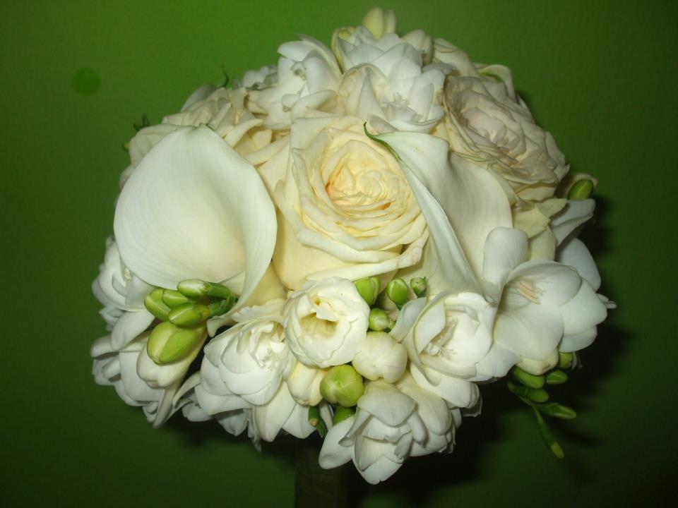 Svadobna kytica biele kali a ruze